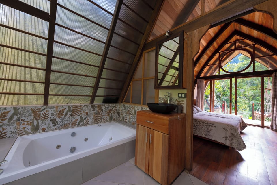 Deluxe Cabin | Laptop workspace, WiFi (free), bed sheets