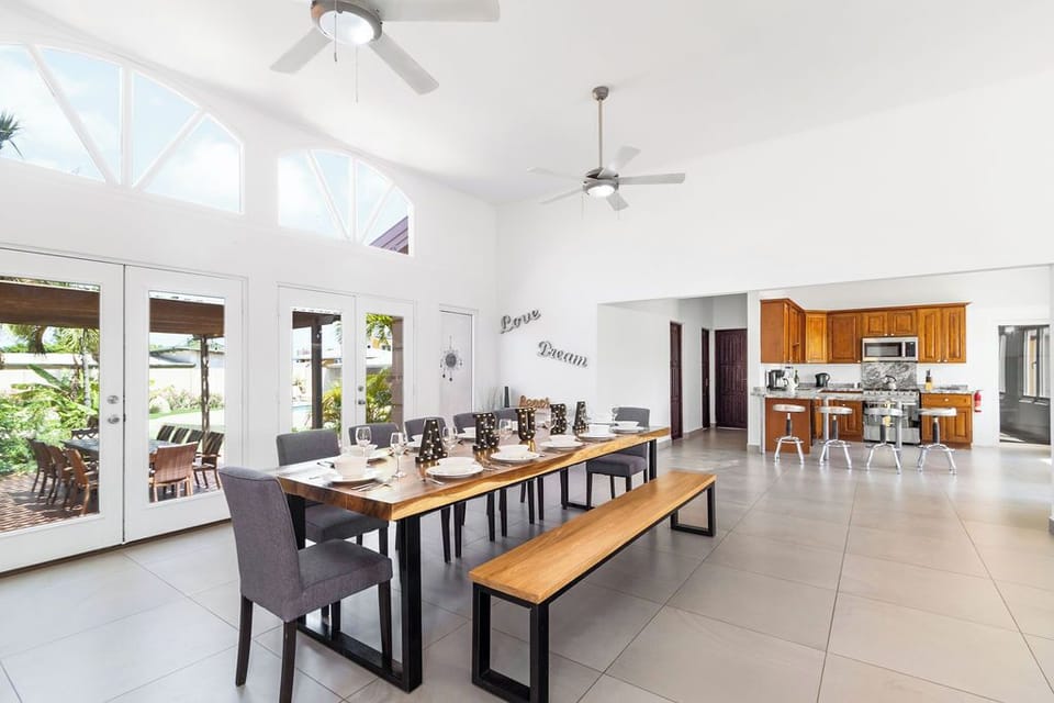 6BR Villa Sleeps 16+ Close 2 Beach w/ Amazing Pool (14004)