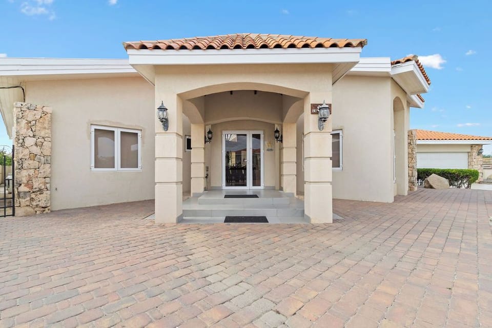 6BR Villa Sleeps 16+ Close 2 Beach w/ Amazing Pool (14044)