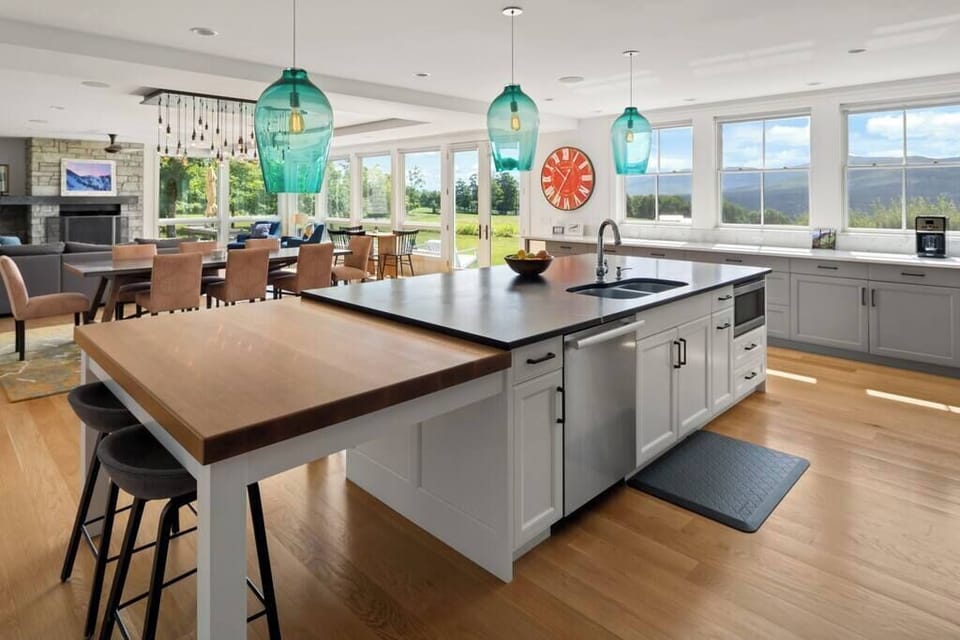 Gorgeous Luxury Home, Panoramic Mountain View! (1246)