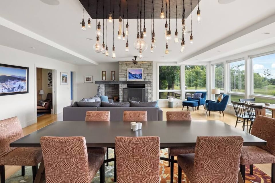Gorgeous Luxury Home, Panoramic Mountain View! (1260)
