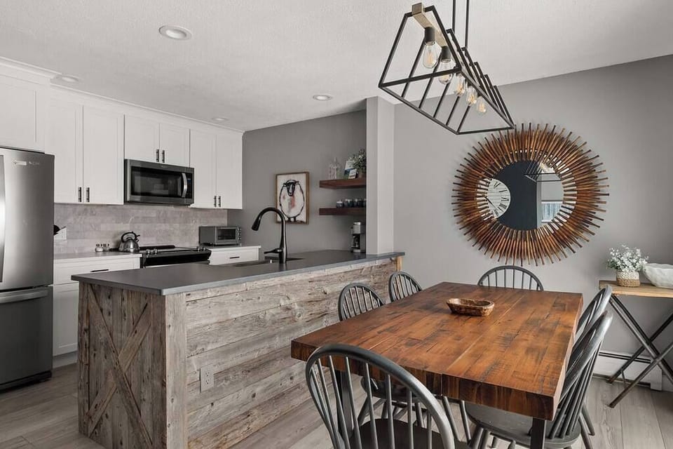 Newly Renovated 2 Bedroom Condo centrally located (1709)