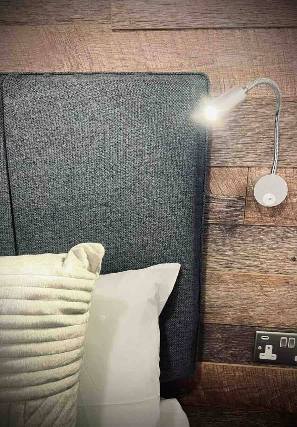 Moveable reading lights 