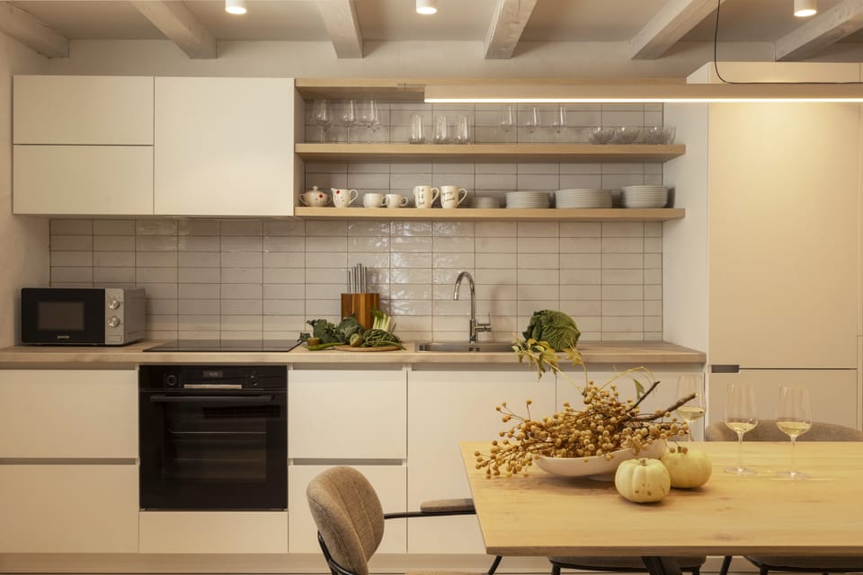 Deluxe House | Private kitchen | Full-size fridge, microwave, oven, dishwasher