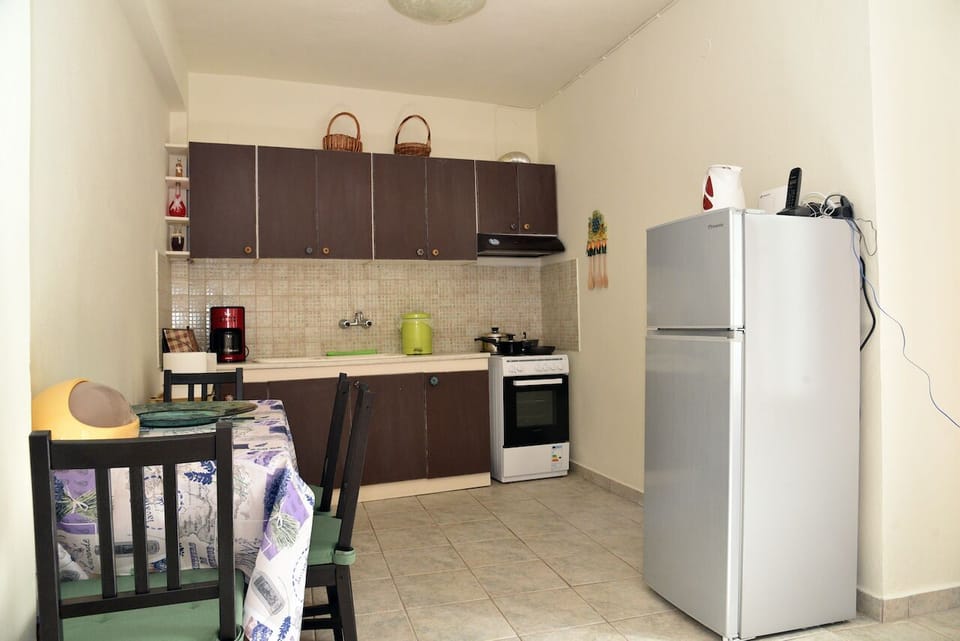 House | Private kitchen | Fridge, oven, stovetop, cookware/dishes/utensils