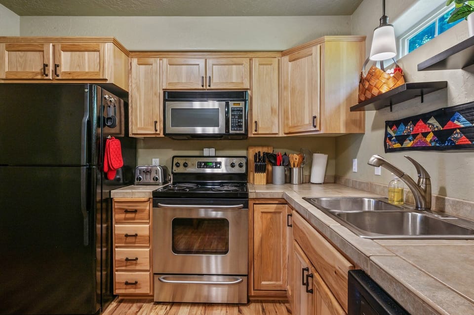 Electric range. Microwave. Refrigerator/freezer