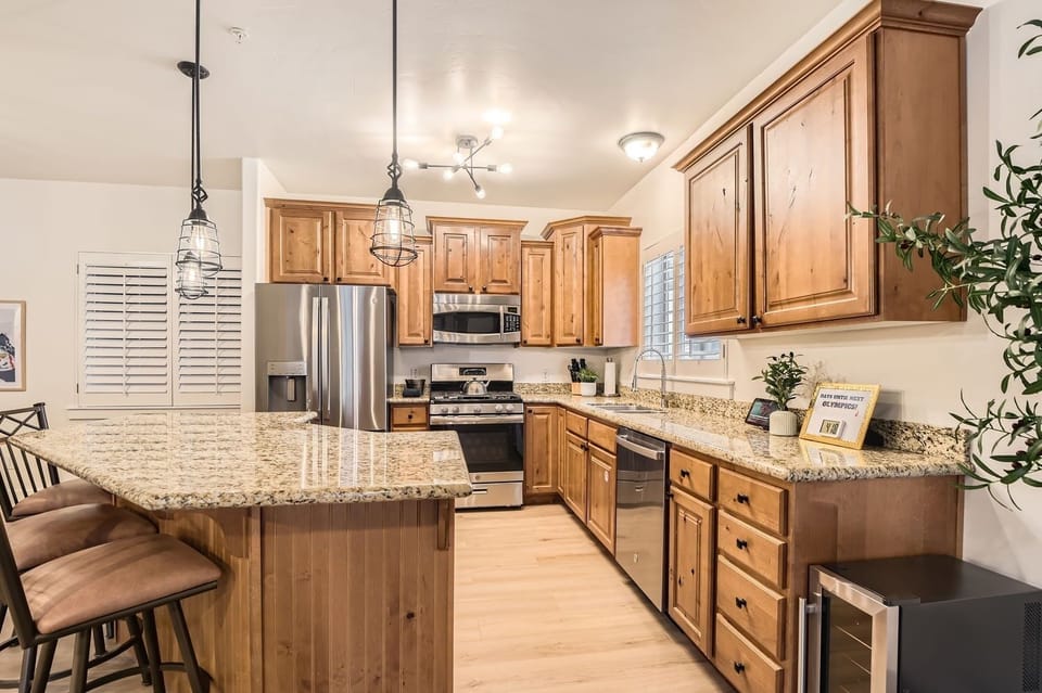 Condo, 3 Bedrooms | Private kitchen | Coffee/tea maker, fridge, oven, electric kettle