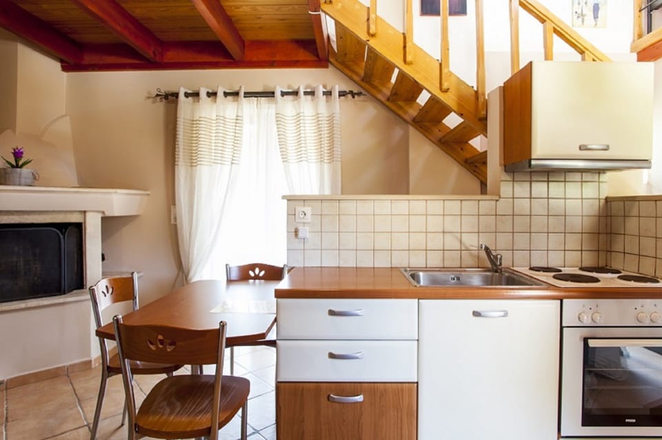Fridge, stovetop, coffee/tea maker, electric kettle