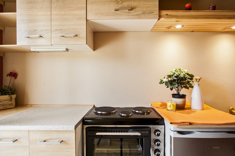 Fridge, stovetop, coffee/tea maker, electric kettle