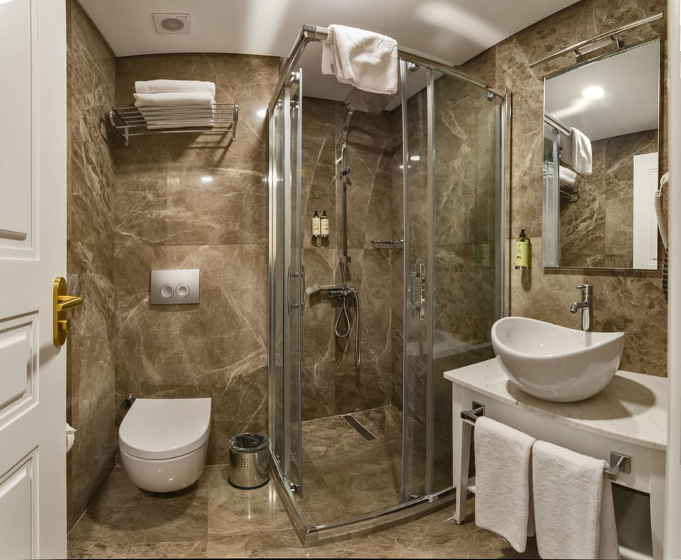 Shower, rainfall showerhead, free toiletries, hair dryer