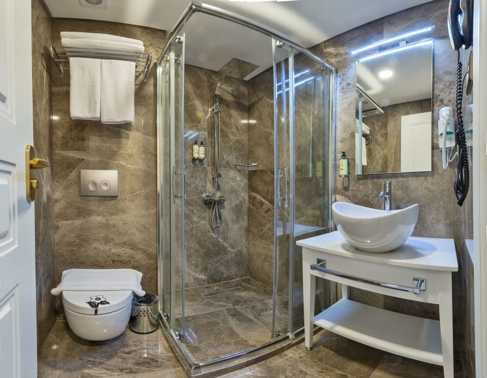 Shower, rainfall showerhead, free toiletries, hair dryer