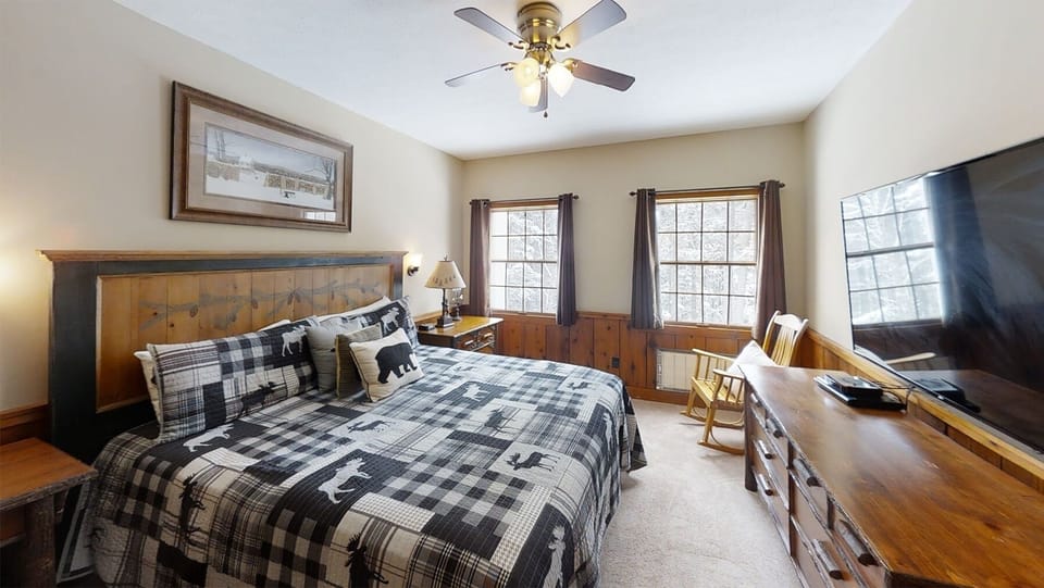 Indoors, Screen, TV, Bed, Bedroom