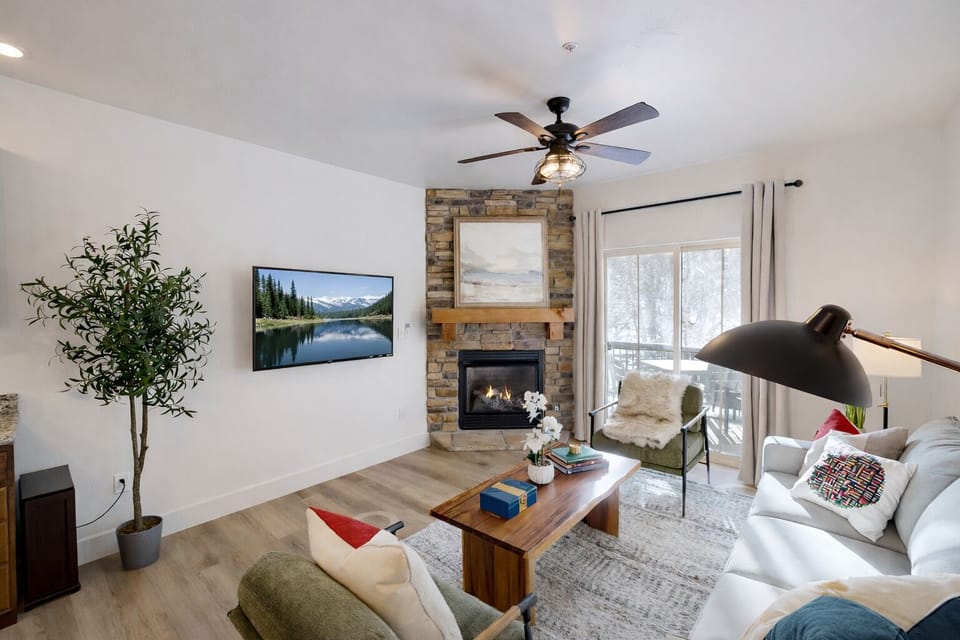 Relax in this stylish Park City retreat featuring a cozy stone fireplace, Olympic-themed decor, and mountain-view balcony. Just minutes from Canyons Village with access to a private clubhouse.