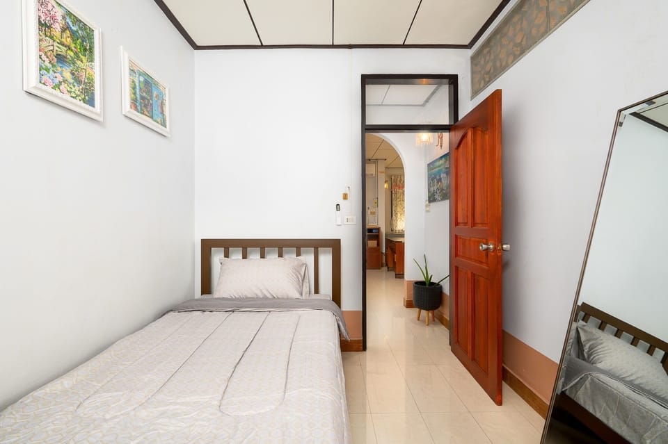 Family House | 3 bedrooms, premium bedding, iron/ironing board, free WiFi