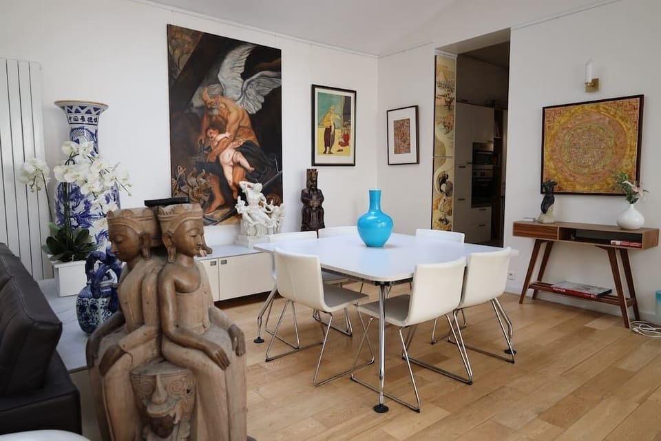 Living room, living room and dining room of 80 m2 under glass roofs sheltered from noise.