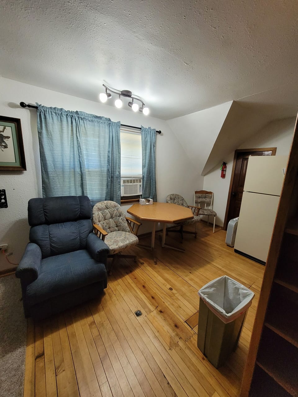 upstairs dining/lounge 