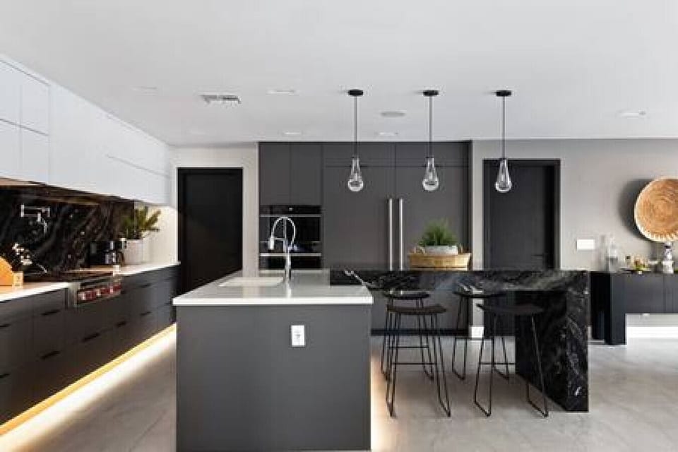 Complete Kitchen w/ Stainless Steel Appliances