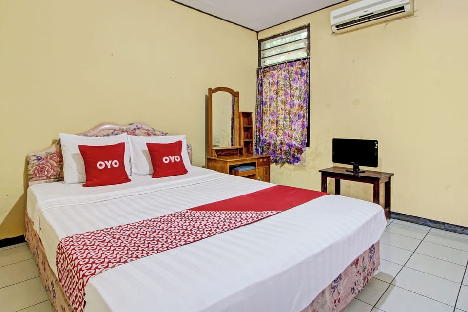 Desk, bed sheets