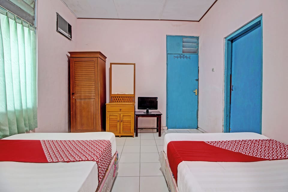 Economy Twin Room | Desk, bed sheets
