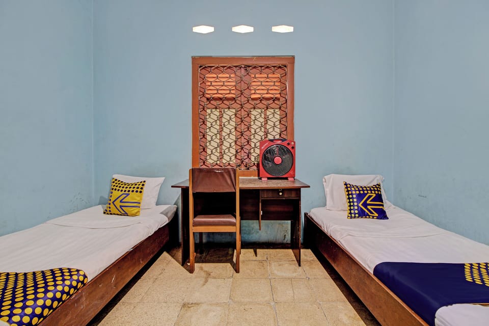 Economy Double Room | Desk, laptop workspace, bed sheets