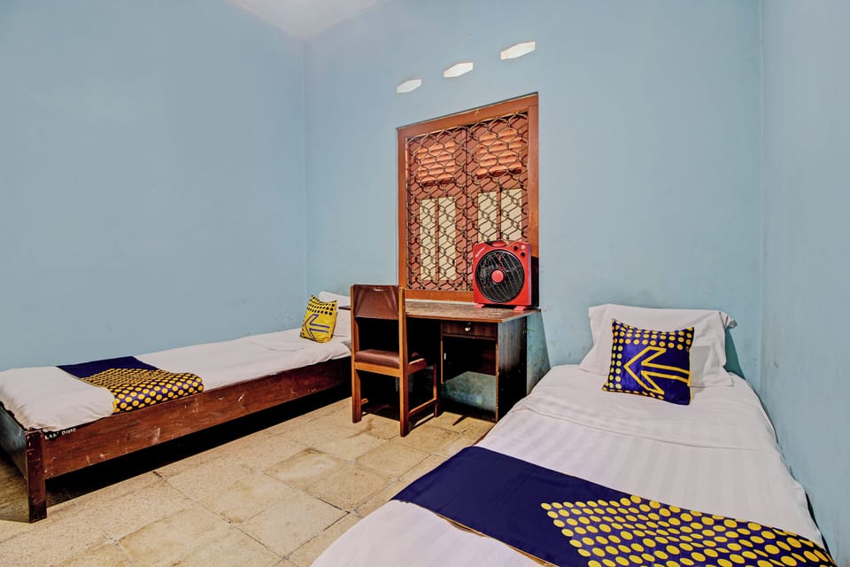 Economy Double Room | Desk, laptop workspace, bed sheets