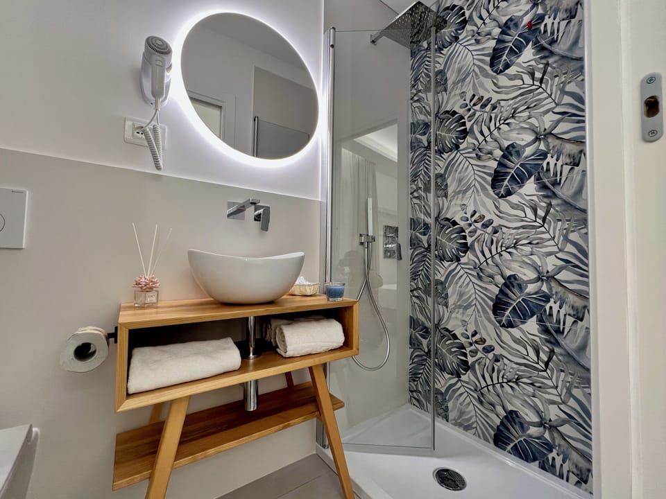 Comfort Room, Balcony | Bathroom | Shower, rainfall showerhead, hair dryer, towels