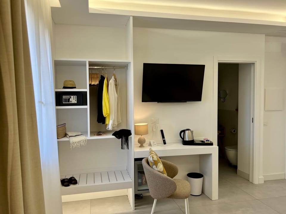 Royal Room | In-room safe, desk, soundproofing, iron/ironing board (on request)