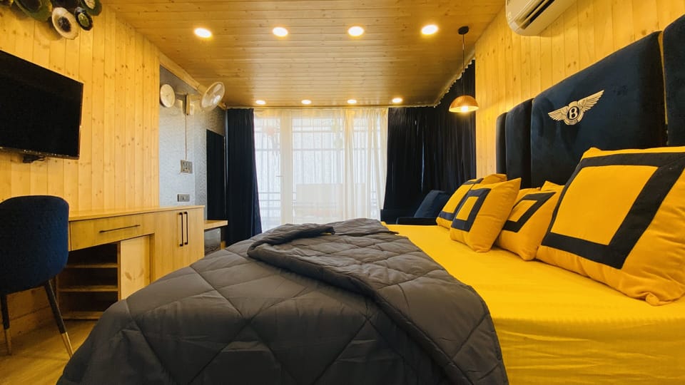 Premium Room, 1 King Bed, Private Bathroom, Mountain View | 1 bedroom, premium bedding, down comforters, memory foam beds