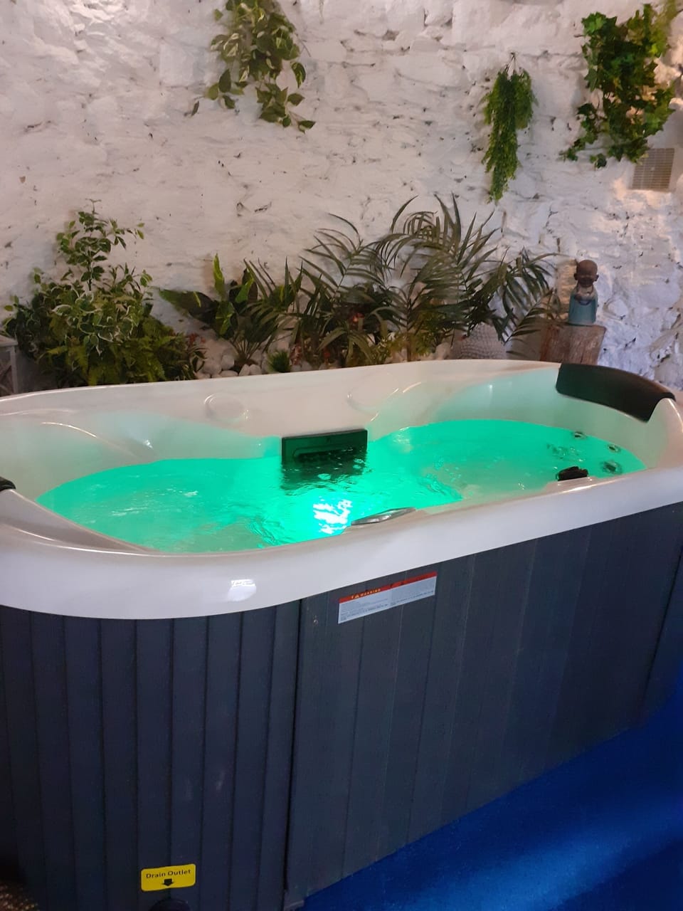 Indoor spa tub