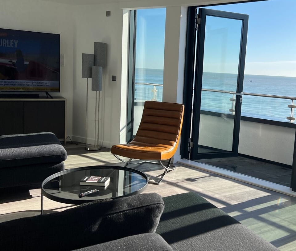 Lounge & Seaview by day - Ocean Lookout - Seastay.co.uk