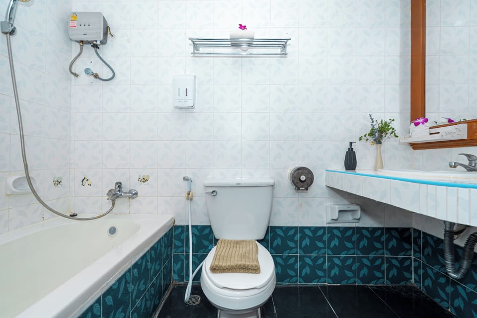 Standard Twin Room | Bathroom | Combined shower/tub, towels, soap, shampoo