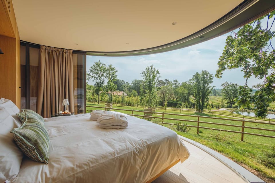 Une pause quelque part | Premium bedding, down comforters, Select Comfort beds, blackout drapes