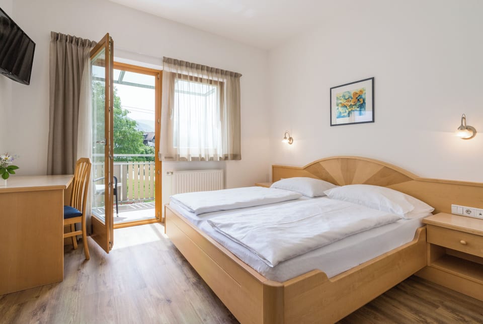 Standard Double Room, 1 Queen Bed, Non Smoking, Private Bathroom | In-room safe, desk, laptop workspace, soundproofing