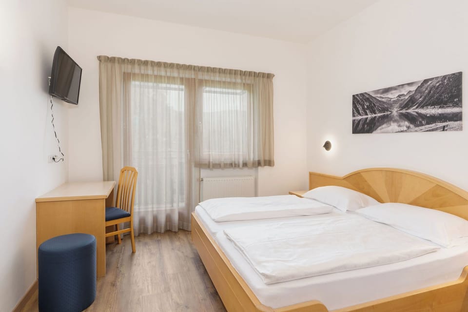 Standard Double Room, 1 Queen Bed, Non Smoking, Private Bathroom | In-room safe, desk, laptop workspace, soundproofing