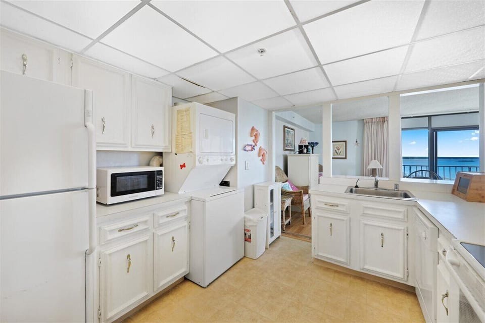 The Well-Stocked & Spacious Kitchen is sure to be a Chef's Dream!