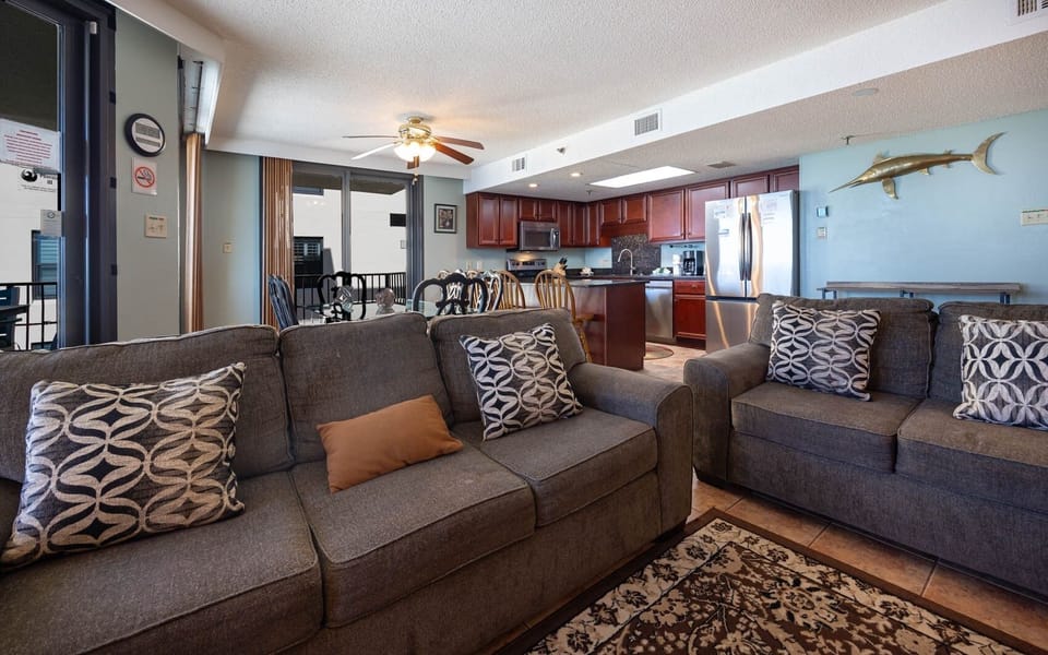 Condo, 3 Bedrooms | Living area