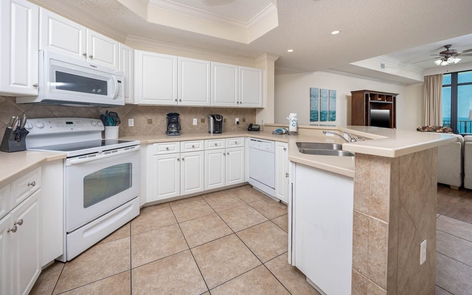 Condo, 3 Bedrooms | Private kitchen | Coffee/tea maker, fridge, oven