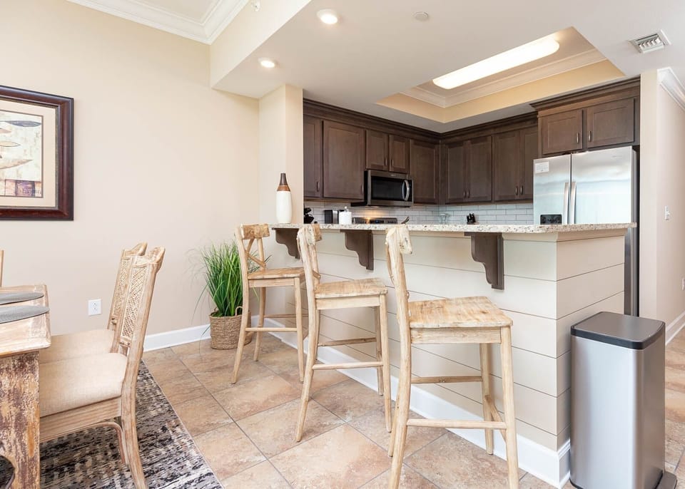 Condo, 2 Bedrooms | Dining