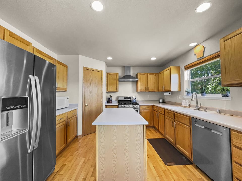 Townhome, 4 Bedrooms | Private kitchen | Fridge, oven, coffee/tea maker, toaster