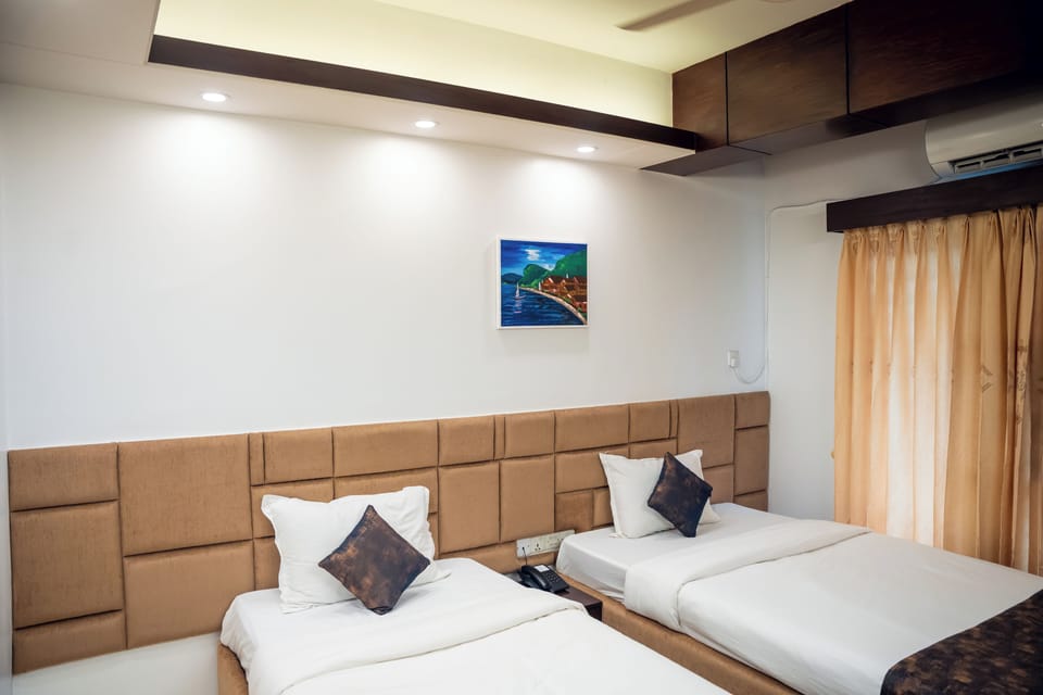Deluxe Twin Room | Desk, free WiFi