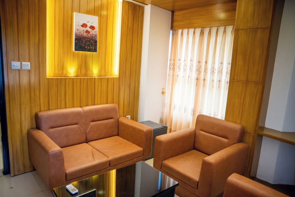 Deluxe Single Room | Living area | Flat-screen TV