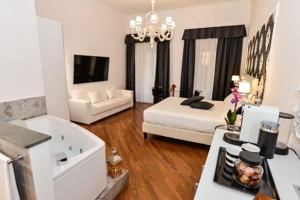 Deluxe Suite | Premium bedding, down comforters, in-room safe, blackout drapes