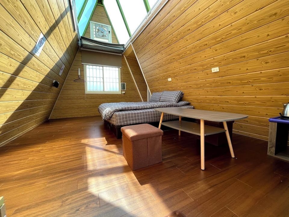 Basic Twin Room, 1 Queen Bed | Down comforters, free WiFi, bed sheets