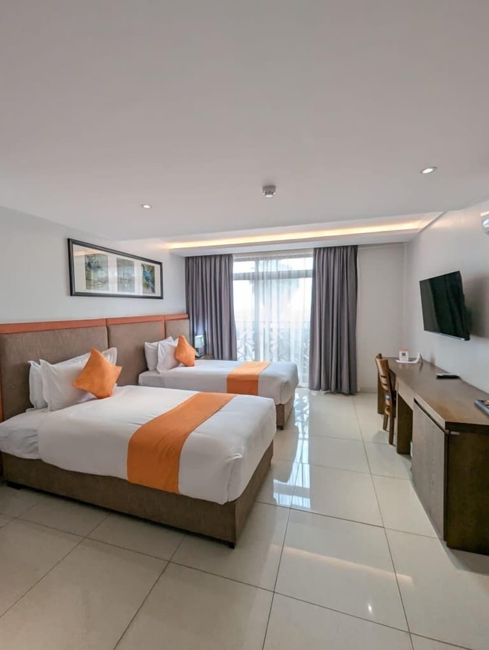 Deluxe Twin Room | Hypo-allergenic bedding available, minibar, in-room safe, desk