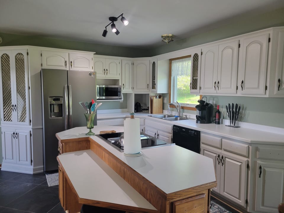 Kitchen with full suite of appliances