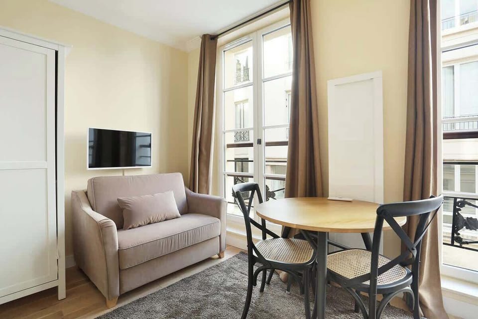 Chambre avec lit queen size et canapé lit simple