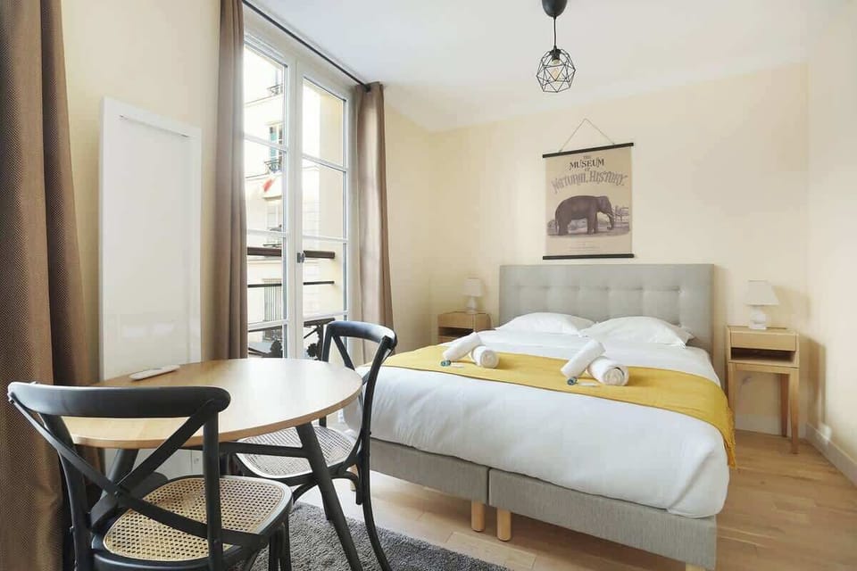 Chambre avec lit queen size et canapé lit simple