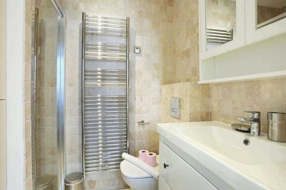 salle de bain complète avec douche et toilette