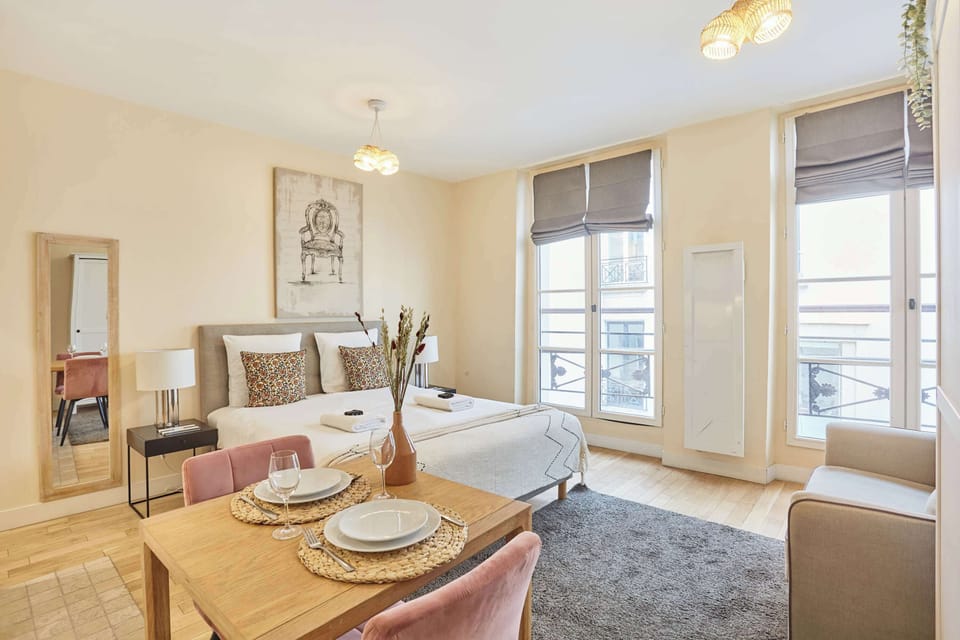 Suite avec lit queen size, canapé lit simple (1 place), cuisine ouverte et espace repas