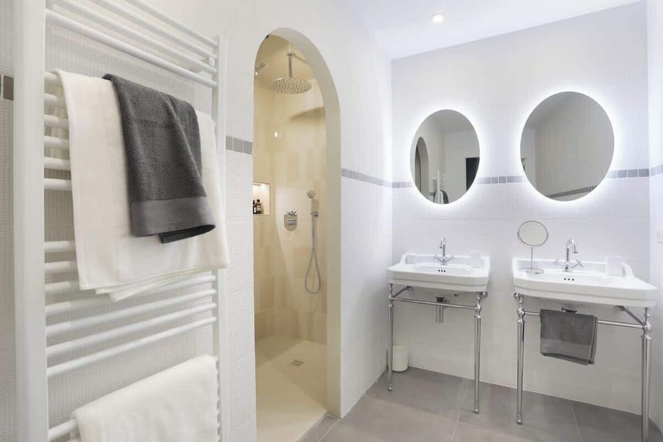 Salle de bain avec douche et double vasque